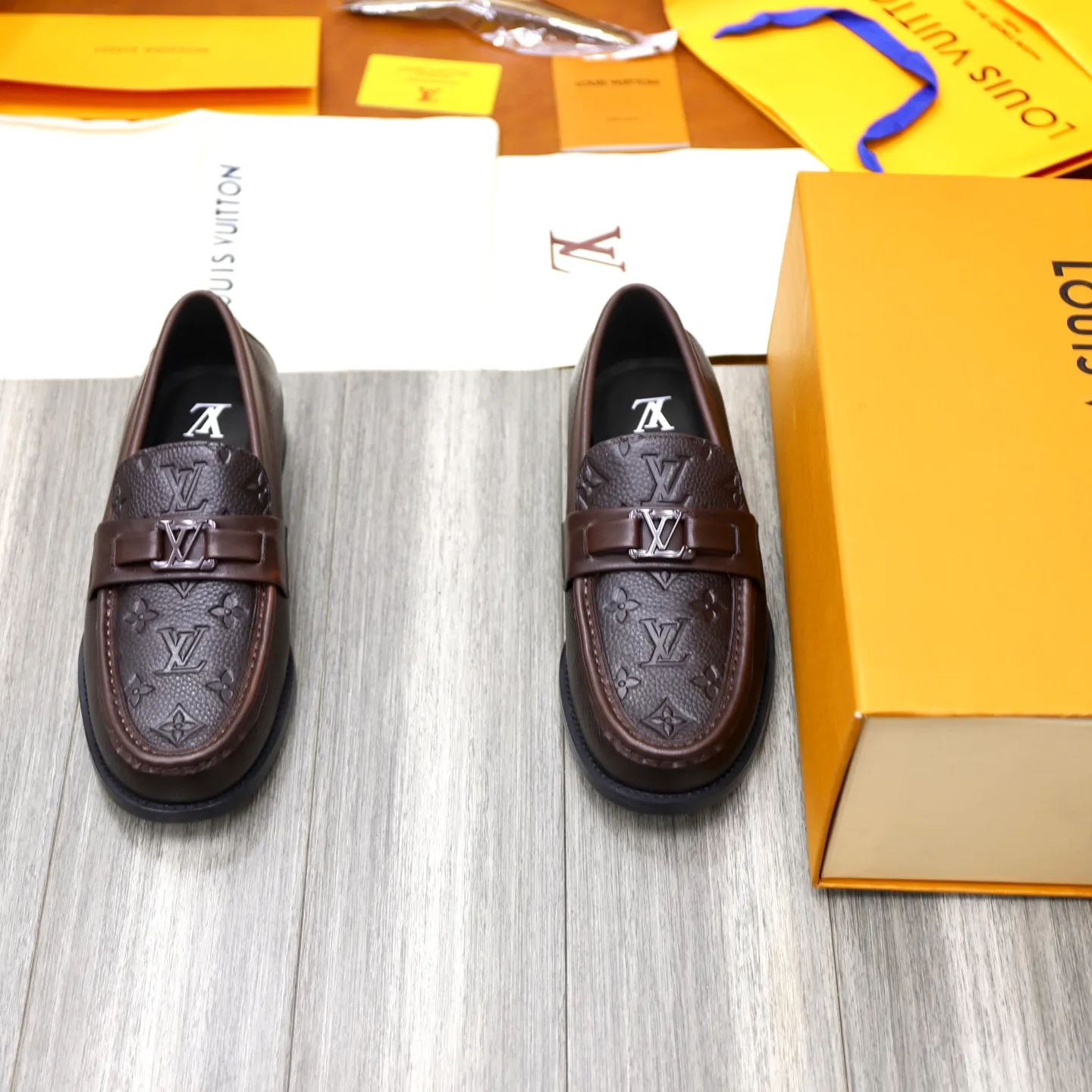 Men's Men's Shoes💰💰920LV Louis Vuitton Slip-on Loafers, top quality products from Guangzhou, ready for sale! This LV Glove loafer is made of selected soft cowhide, with a slightly wrinkled leather surface and a very high-end texture. Each pair is unique. The leather surface is light and soft, with a fine texture and good luster. It is a classic loafer style, with exquisite handmade mark stitching on the toe, and a square toe configuration to highlight the classic style. The horizontal band has hot-printed LV three-dimensional letters, semi-solid handcrafts and a genuine leather outsole, and a rubber patch on the heel to create wear-resistant performance and comfort. One of the must-have loafers for men! Comes with full original packaging! Code number: 38-39-40-41-42-43-44 (38, 45, 46 customized) standard leather shoe code